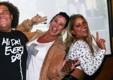  Após traição, lua de mel nos EUA e processo, Scheila se reúne com amigos de 'A Fazenda'